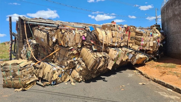 Clique para adicionar uma legendaCom carga de recicláveis, caminhão tombou em via pública (Foto cedida por João Mário Trentini. Reprodução: Site Bastos Já).