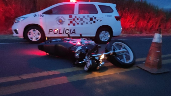 Motociclista morreu no local, após choque entre a moto que pilotava e um caminhão boiadeiro (Foto: Cristiano Nascimento/CN News).