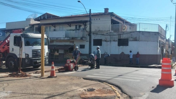 Equipes fazem trabalho preliminar para passagem subterrânea de cabos, no asfalto (Divulgação/PMA).