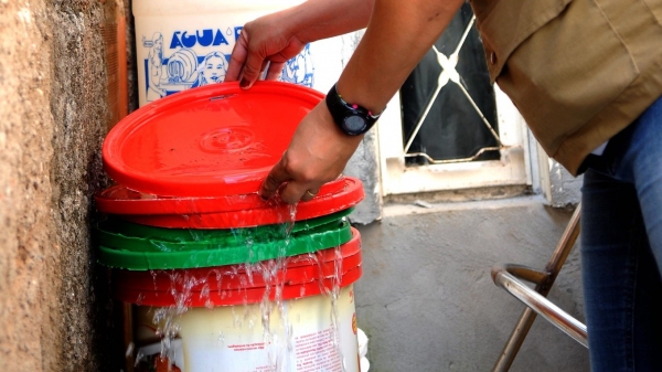 Orientação é para eliminar locais que possam ser criadouros do mosquito transmissor (Foto: Pedro Ventura/Agência Brasília).