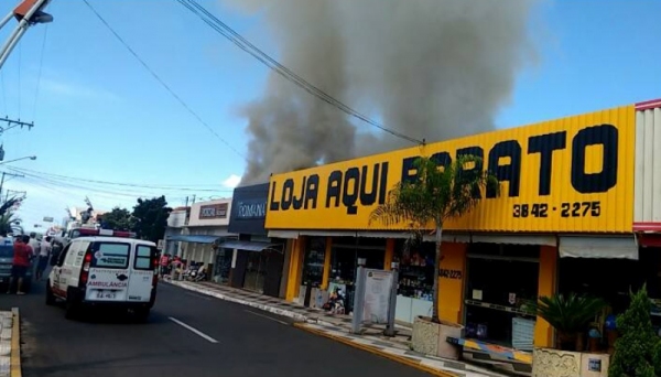 Incêndio atingiu lojas na Rua Rui Barbosa, centro de Junqueirópolis (Foto: Base Comunitária de Bombeiros de Junqueirópolis).