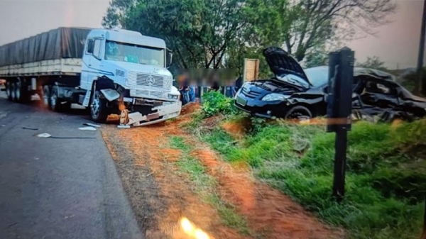 Choque envolveu caminhão e carro em Bastos (Foto cedida por João Mário Trentini/Site Bastos Já).