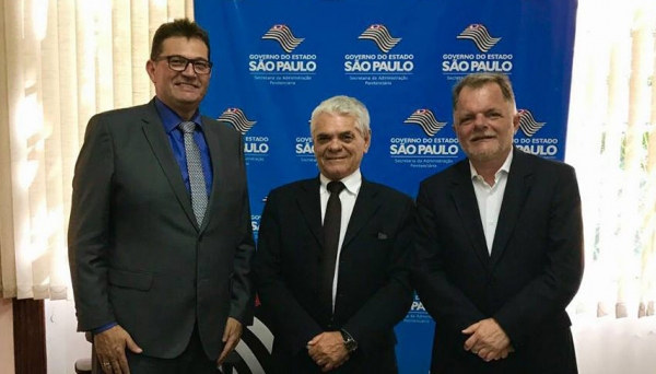 Ricardo Rived (à esquerda) apresentou ao secretário Lourival Gomes o pedido de uma penitenciária para Sagres, em reunião intermediada pelo ex-deputado estadual, Mauro Bragatto (Foto: Arquivo Pessoal).