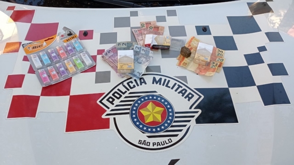 Objetos e dinheiro furtados do posto de combustÃveis e recuperados, e droga apreendida pela PolÃcia Militar (Divulgação/PM).