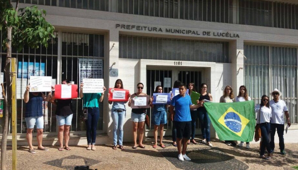 Estudantes protestam em Lucélia, contra decisão da Prefeitura que pôs fim ao benefício do auxílio-transporte para quem faz ensino médio ou faculdade em cidades da região (Foto: Cedida).