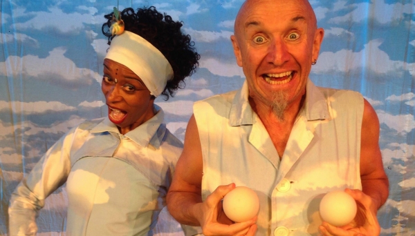 Nas Nuvens retrata o confronto entre o anjo Gabriel, um malabarista perfeccionista da Itália e a ajudante Querubina - uma dançarina sambista brasileira (Foto: Divulgação).