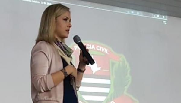 Delegada LaÃza Fernanda Rigatto Andrade realizou palestra com estudantes da Etec Eudécio Luiz Vicente, em Adamantina (Foto: Cedida/PolÃcia Civil).