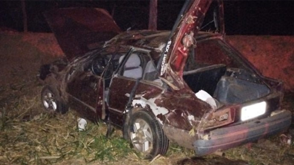 Ford Escort onde estavam os dois ocupantes, que morreram no acidente (Foto: Valdecir Lu?s).