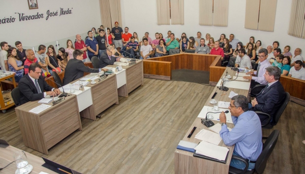Sessão da Câmara teve plenário lotado na noite de ontem, durante votações (Foto: Fernando Sato/Coruja Comunicação ).