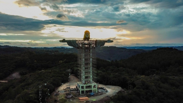 Com orçamento de R$ 2 milhões, (cerca de 300 mil euros na cotação atual), o Cristo de Encantado está sendo erguido no Morro das Antenas, na Lagoa da Garibaldi, em Encantado/RS (Reprodução Facebook/ Associação Amigos do Cristo Encantado).