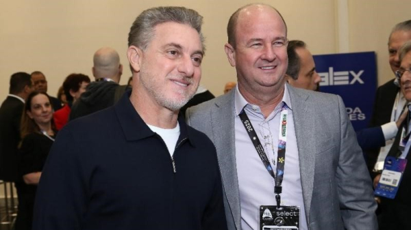 Luciano Huck foi um dos convidados e palestrou para o setor. Na foto com o diretor regional da Apas, Marcio Cavalaro (Cedida).
