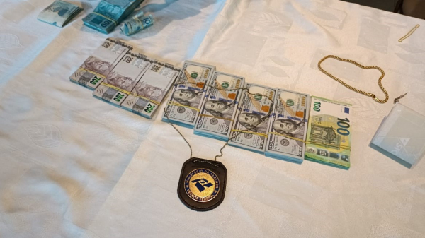 C?dulas em Real, Dolar e Euro apreendidas (Cedida/Receita Federal).