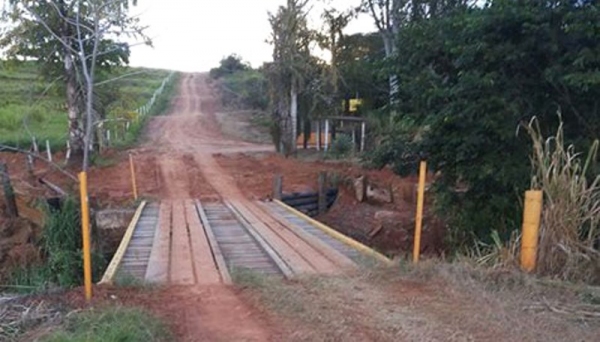 Com ponte recuperada, trânsito é reestabelecido no trecho próximo ao Colégio Agrícola (Foto: Facebook/João Granado).