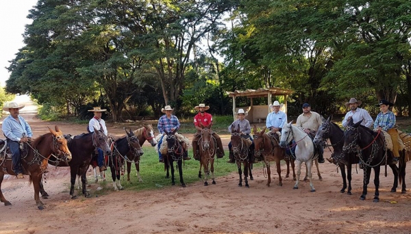 Comitiva deixou Adamantina e segue para Santo Expedito, nas comemorações dedicadas ao santo católico (Foto: Facebook).