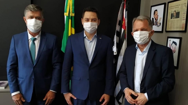Prefeito Márcio Cardim, secretário Vinholi e deputado Mauro Bragato (Divulgação/PMA).