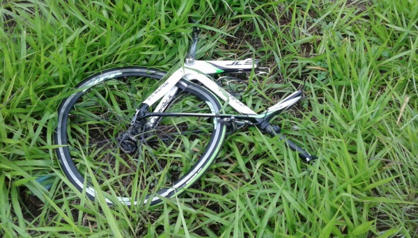 Parte de uma das bicicletas, cuja destruição revela a força do impacto (Foto: Cristiano Nascimento/FM Metrópole/Osvaldo Cruz).