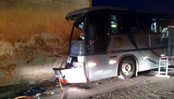 Ônibus de Flórida Paulista que transportava pacientes colidiu na lateral do pontilhão, no trevo de Tupã (Fotos: Site Bastos Já).