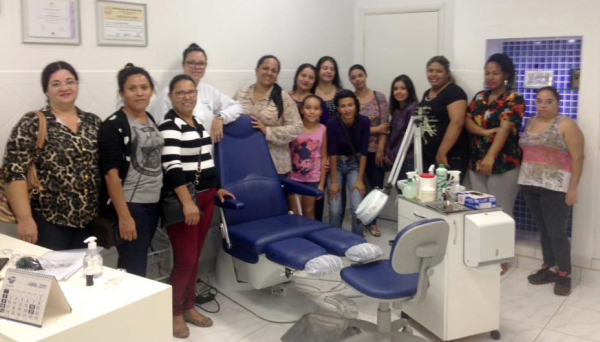 Alunas da manicure e pedicuro realizado pelo Fundo Social conhecem trabalho de podóloga em Adamantina (Foto: Cedida).