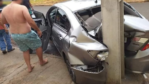Após ser acionado pela criança, carro saiu em ré e bateu em um poste (Reprodução/Teodoro Notícias).
