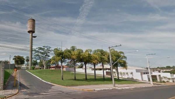 Equipamentos da internet grátis estão na caixa d´água desativada no Parque das Nações. No local há para-raios e aterramento, porém não foram capazes de amenizar os danos elétricos (Foto: Google Street View).