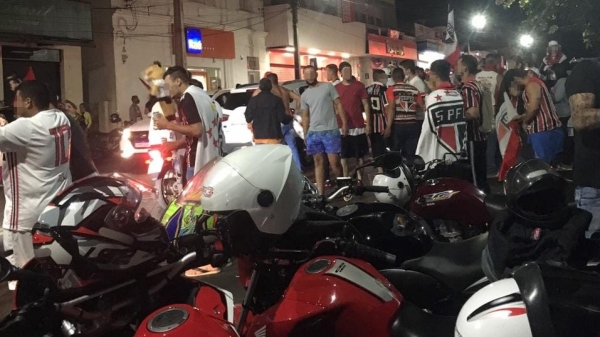 Comemoração do final do campeonato na noite deste domingo, no centro de Adamantina (Cedida).