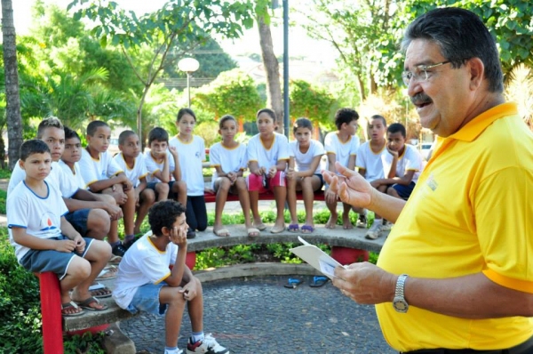 João Passarinho conta seus causos e histórias, para grupo de estudantes, na praça, centro de Adamantina (Foto: Assessoria de Imprensa da Prefeitura de Adamantina).