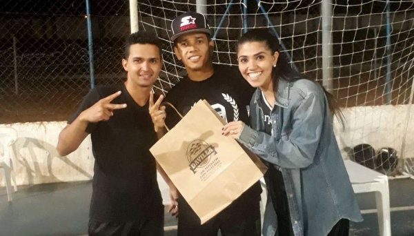 Fernandinho recebe a premiação no evento realizado no último fim de semana em Presidente Venceslau (Foto: Cedida).