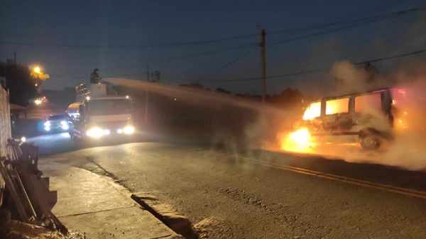 Veículo ficou destruído pelas chamas (Imagem: TVBO Blog do Oliveira).