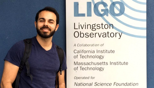 Elvis Camilo no Observatório Interferométrico de Ondas Gravitacionais LIGO, nos Estados Unidos (Foto: Acervo Pessoal).