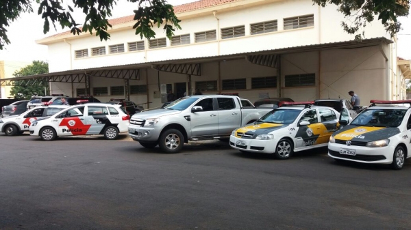 Ação conjunta da Polícia Militar e da Polícia Militar Rodoviária permite recuperar veículo furtado, dinheiro e tem saldo de quatro pessoas detidas (Foto: Cedida/PM).