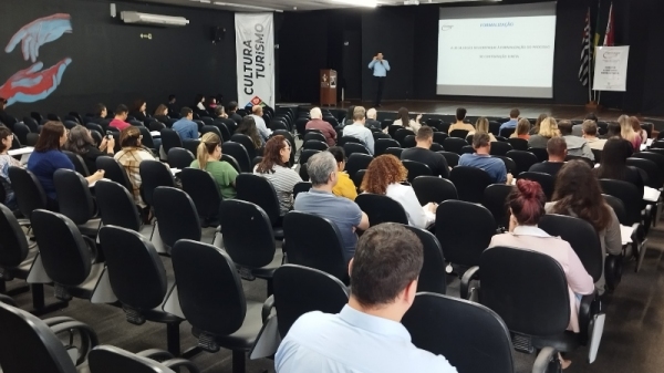 Servidores da Prefeitura e do Centro Universitário de Adamantina participam do curso (Divulgação/PMA).