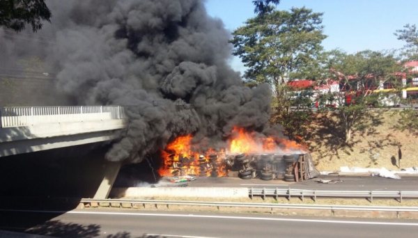 Carreta tomba e pega fogo no trecho urbano da Raposo Tavares, em Prudente (Foto:Antônio Siquieri/Cedida).