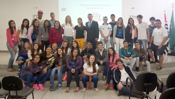 Polícia Civil ministra palestra sobre carreiras policiais para estudantes na Etec Eudécio Luiz Vicente, de Adamantina (Foto: Cedida)