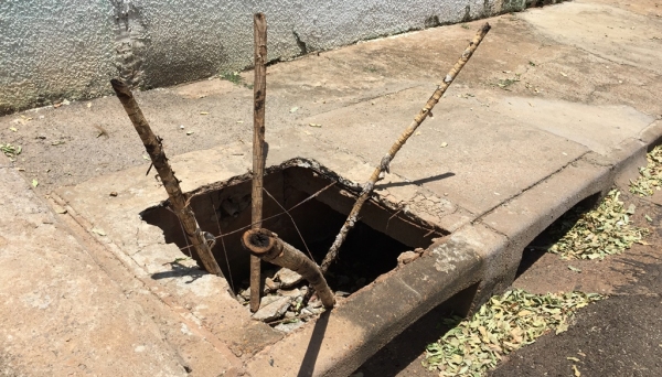 Bueiro foi sinalizado com varas, para evitar que outras pessoas se machuquem no local (Foto: Siga Mais).