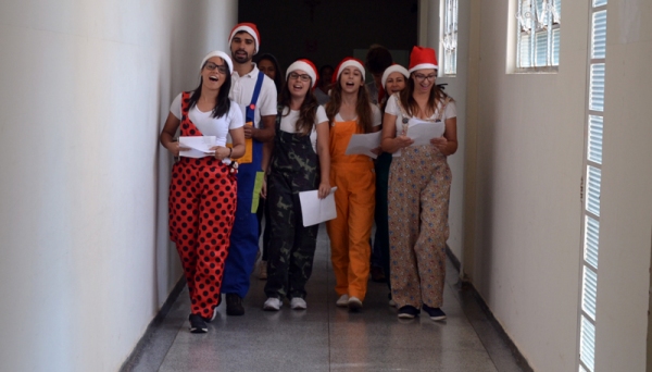 A iniciativa foi da equipe de estagiários do 6º termo de Enfermagem da UniFAI, Bruna Cristina, Laís Carolina, Daiane Fadel, Bruno Florenco, Maria Toledo, coordenados pela orientadora de estágio Simone Maciel, com participação especial de João Guilherme Boiago e Maria Luísa Fadel (Foto: Daniel Torres).