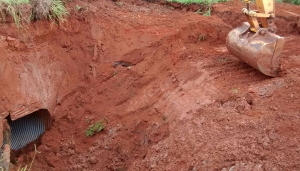 Ação é emergencial e visa desobstruir cratera para garantir maior fluidez das águas de chuva (Foto: Welington Zerbini).