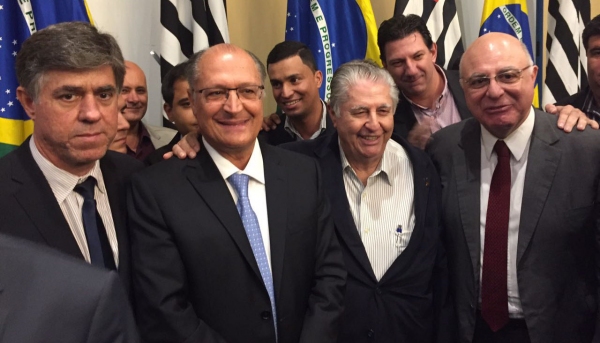 Prefeito Márcio Cardim, governador Alckmin e o secretário estadual de agricultura, Arnaldo Jardim, no Palácio dos Bandeirantes, em São Paulo (Foto: Cedida).
