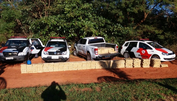 Droga estava na carroceria de camionete, que tombou e esparramou o entorpecente (Fotos: Cedidas/PM).