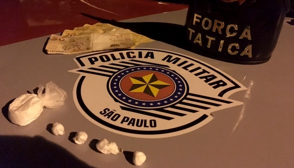 Cocaína foi jogada em bueiro e recuperada pela Polícia Militar com apoio do Corpo de Bombeiros (Foto: Cedida/PM).