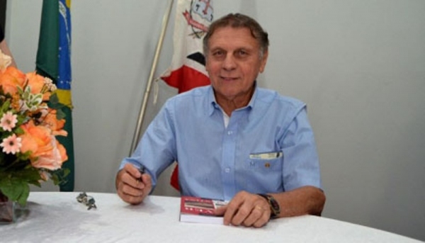 João Carlos Rodrigues faz nesta quarta-feira o lançamento de seu novo livro, com a história, em imagens, do futebol adamantinense (Foto: Arquivo).