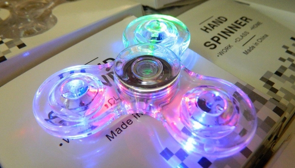 PM prende dupla por descaminho com 2,4 mil Hand Spiner e 5,6 mil estojos de maquiagem dm Flórida Paulista (Foto: Diego Fernandes / Jornal Folha Regional).