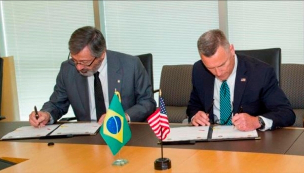 Acordo bilateral foi assinado em Washington (EUA), entre o ministro da Justiça e Segurança Pública, Torquato Jardim, e o chefe do Escritório de Armas, Tabaco, Armas de Fogo e Explosivos do Departamento de Justiça dos EUA, Thomas E. Brandon (Foto: ATF/Departamento de Justiça dos EUA).