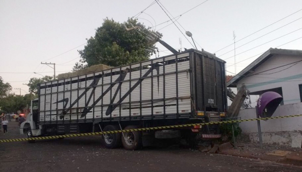 Caminhão atingiu poste e deixou região da Cecap sem energia elétrica neste domingo (Fotos: Tiago Rafael).