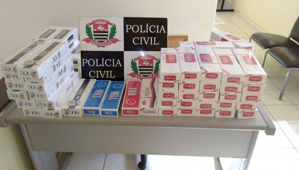 Em Adamantina, mulher foi autuada por crime de contrabando de cigarro, e mercadoria irregular foi apreendida (Foto: Cedida/Deinter 8).