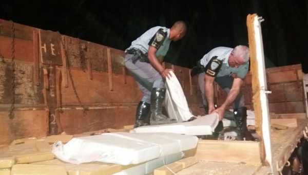 Mais de 2 toneladas de drogas estavam escondidas em meio a quase 30 toneladas de milho a granel (Foto: Cedida/Polícia Rodoviária).