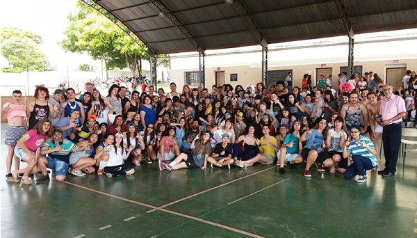 Tema do trote solidário foi casais trocados, estimulando a integração e a solidariedade (Foto: Cedida).