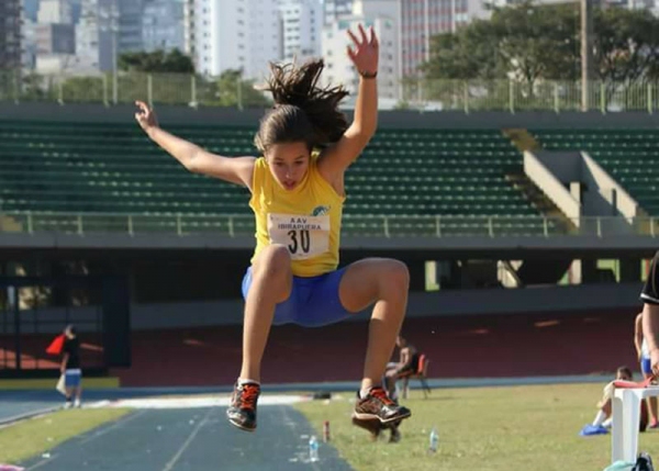 Atleta adamantinense Ana Júlia Lima é destaque em competições do atletismo, em salto à distância (Foto: Acervo Pessoal).