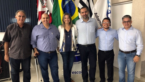 Reunião Geral dos Docentes na tarde desta quinta-feira, dia 15, abriu oficialmente o primeiro semestre do Ano Letivo 2018 na UniFAI; na foto, o palestrante está ladeado pelo pró-reitor de Extensão Prof. Dr. Delcio Cardim, pelo vice-reitor Prof. Dr. Fábio Botteon, pela pró-reitora de Pesquisa e Pós-Graduação Prof.ª Dra. Márcia Bellini, pelo reitor Prof. Dr. Paulo Sergio da Silva e pelo pró-reitor de Ensino Prof. Dr. Andrey Borges (Foto: de Assessoria de Imprensa).