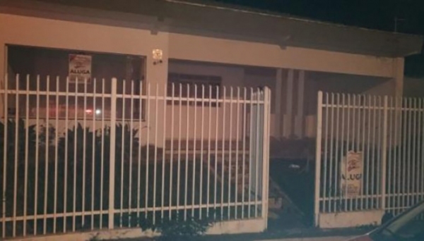 Indivíduos invadiram casa que está para alugar, onde ocorreu a briga, terminando com a morte de um dos envolvidos na discussão (Reprodução/FM Metrópole).