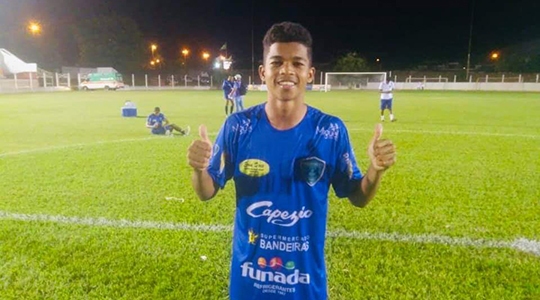 Jogador Yuri, de 18 anos, do Osvaldo Cruz, se destaca na partida contra o Bandeirantes de Birigui e marca o único gol da disputa (Divulgação/Osvaldo Cruz F.C.).